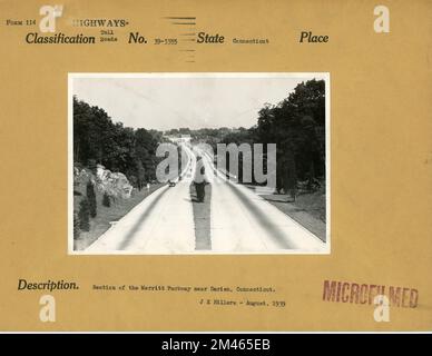 Section de la Merritt Parkway près de Darien, Connecticut. Légende originale: Section de la Merritt Parkway près de Darien, Connecticut. Photo de J. K. Hillers - août 1939. L'une des plus belles routes du monde, la Merritt Parkway du Connecticut, une autoroute à 4 voies, a été posée sur une emprise paysagée de 300 mètres entre le comté de Westchester, à New York, et Milford, au Connecticut, à une distance de près de 40 kilomètres. Il contourne environ 10 villes, dont Bridgeport, environ 150 000 000 habitants. Toutes les rues et routes qui se croisent sont transportées sur des structures de séparation des pentes. Quand plus de mod Banque D'Images