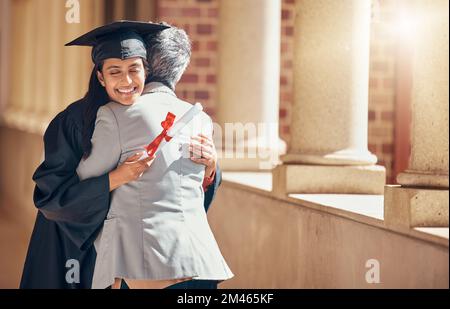 Femme, diplôme ou câlin pour la célébration, la bourse d'études ou l'accomplissement de l'enseignement supérieur. Étudiante féminine, accepter ou réussir pour le certificat, heureux ou Banque D'Images