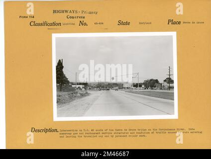 Intersection sur U.S. Route 40 au sud du pont du Havre de Grace sur la rivière Susquehanna. Légende originale : intersection sur les États-Unis Route 40 au sud du pont du Havre de Grace sur la rivière Susquehanna. Notez les nombreuses structures de service de gaz et de restaurant et la confusion de la circulation causée par les voitures entrant et sortant du chemin parcouru et par les travaux de réparation de la chaussée. État: Maryland. Lieu: Havre de Grace. Banque D'Images