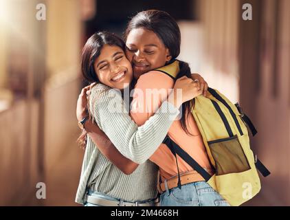 Éducation, amis et accolade avec les femmes à l'université pour l'apprentissage, l'érudition et le bonheur. Embrasser, se lier et s'affectuer avec les jeunes filles sur le campus Banque D'Images