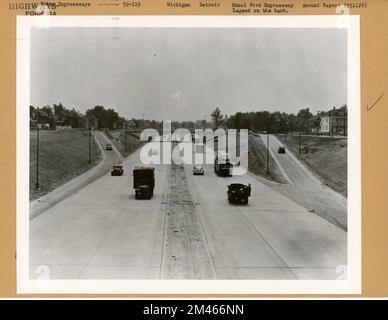 Première section de l'autoroute Edsel Ford. Légende originale : la première section de l'autoroute Edsel Ford, qui s'étend de la limite ouest de l'ouest de Detroit est sur environ trois milles, a été officiellement consacrée à 9 juillet 1951. L'amélioration est déprimée en dessous du niveau du sol, avec toutes les rues principales qui se croisent sur les six voies rapides. Des voies de desserte sont prévues au niveau du sol pour la circulation locale. État: Michigan. Lieu: Detroit. Banque D'Images