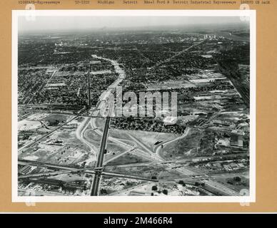 Edsel Ford et Detroit Industrial Expressways. Légende originale : connexions entre les autoroutes Edsel Ford et Detroit Industrial aux limites ouest de la ville de Detroit, en regardant vers le nord-est. Michigan Boulevard s'étend du centre-ville inférieur à la section du centre-ville dans le coin supérieur droit de la photo. Crédit photo: Michigan State Highway Department. Juin 1952. État: Michigan. Lieu: Detroit. Banque D'Images
