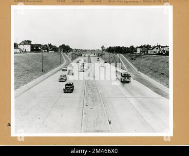 Edsel Ford Expressway. Légende originale: Edsel Ford Expressway, vue à l'ouest de Martin Avenue Grade séparation. Photo Credit: Michigan State Highway Department. 18 juillet 1951. État: Michigan. Lieu: Detroit. Banque D'Images