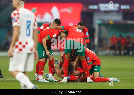 Al Rayyan, Qatar. 17th décembre 2022. Groupe de l'équipe du Maroc (MAR) football/Soccer : le groupe de l'équipe du Maroc fête après le but de Dari lors de la coupe du monde de la FIFA Qatar 2022 Jouez à la troisième place du match entre la Croatie 2-1 le Maroc au stade international de Khalifa à Al Rayyan, Qatar . Crédit: Mutsu Kawamori/AFLO/Alay Live News Banque D'Images