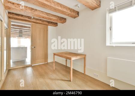 Porte vitrée ouverte menant à la salle à manger depuis une cuisine élégante dans un plat moderne et lumineux Banque D'Images