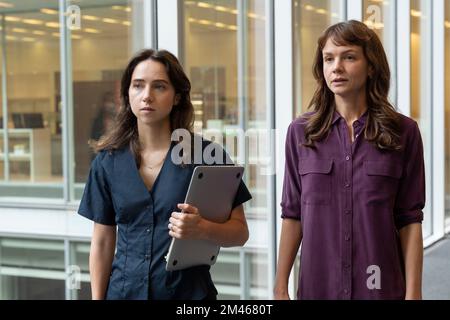 CAREY MULLIGAN et ZOE KAZAN dans ELLE SAID (2022), dirigé par MARIA SCHRADER. Crédit : PHOTOS / Album UNIVERSEL Banque D'Images