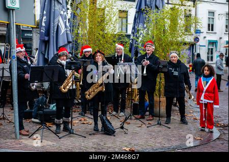 18 décembre, Breda. De nombreuses villes du monde entier accueillent de nos jours les événements du Santa Run. Dans la ville néerlandaise de Breda, deux cents personnes, dont des parents avec leurs enfants, ont couru en costumes du Père Noël à environ 3 km pendant la course du Père Noël. L'événement annuel était organisé par la fondation 'Rotary Santa Run'. L'événement a permis de recueillir au moins 8,000 € pour deux associations caritatives locales, la « Youth Breakfast Breda Foundation » et la fondation « Het Bonte Perdje », qui vise à offrir aux jeunes handicapés la possibilité de pratiquer des sports équestres en toute sécurité. Banque D'Images