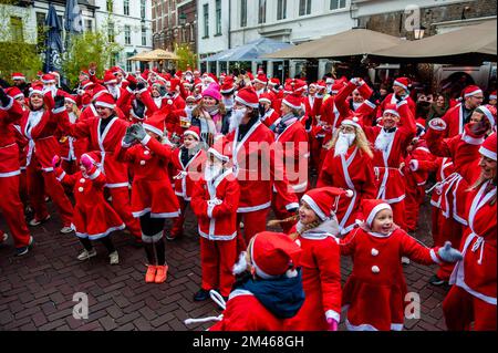 18 décembre, Breda. De nombreuses villes du monde entier accueillent de nos jours les événements du Santa Run. Dans la ville néerlandaise de Breda, deux cents personnes, dont des parents avec leurs enfants, ont couru en costumes du Père Noël à environ 3 km pendant la course du Père Noël. L'événement annuel était organisé par la fondation 'Rotary Santa Run'. L'événement a permis de recueillir au moins 8,000 € pour deux associations caritatives locales, la « Youth Breakfast Breda Foundation » et la fondation « Het Bonte Perdje », qui vise à offrir aux jeunes handicapés la possibilité de pratiquer des sports équestres en toute sécurité. Banque D'Images