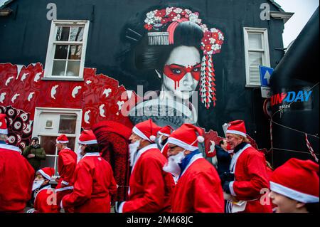 18 décembre, Breda. De nombreuses villes du monde entier accueillent de nos jours les événements du Santa Run. Dans la ville néerlandaise de Breda, deux cents personnes, dont des parents avec leurs enfants, ont couru en costumes du Père Noël à environ 3 km pendant la course du Père Noël. L'événement annuel était organisé par la fondation 'Rotary Santa Run'. L'événement a permis de recueillir au moins 8,000 € pour deux associations caritatives locales, la « Youth Breakfast Breda Foundation » et la fondation « Het Bonte Perdje », qui vise à offrir aux jeunes handicapés la possibilité de pratiquer des sports équestres en toute sécurité. Banque D'Images