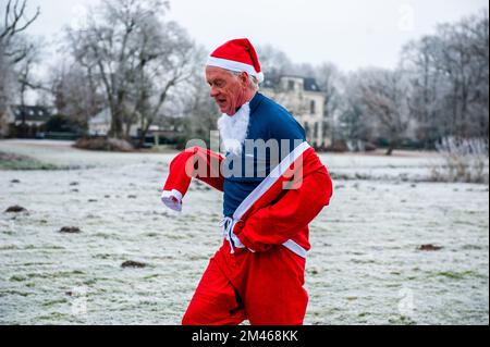 18 décembre, Breda. De nombreuses villes du monde entier accueillent de nos jours les événements du Santa Run. Dans la ville néerlandaise de Breda, deux cents personnes, dont des parents avec leurs enfants, ont couru en costumes du Père Noël à environ 3 km pendant la course du Père Noël. L'événement annuel était organisé par la fondation 'Rotary Santa Run'. L'événement a permis de recueillir au moins 8,000 € pour deux associations caritatives locales, la « Youth Breakfast Breda Foundation » et la fondation « Het Bonte Perdje », qui vise à offrir aux jeunes handicapés la possibilité de pratiquer des sports équestres en toute sécurité. Banque D'Images