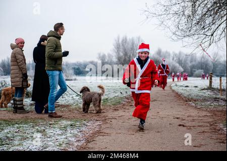 18 décembre, Breda. De nombreuses villes du monde entier accueillent de nos jours les événements du Santa Run. Dans la ville néerlandaise de Breda, deux cents personnes, dont des parents avec leurs enfants, ont couru en costumes du Père Noël à environ 3 km pendant la course du Père Noël. L'événement annuel était organisé par la fondation 'Rotary Santa Run'. L'événement a permis de recueillir au moins 8,000 € pour deux associations caritatives locales, la « Youth Breakfast Breda Foundation » et la fondation « Het Bonte Perdje », qui vise à offrir aux jeunes handicapés la possibilité de pratiquer des sports équestres en toute sécurité. Banque D'Images