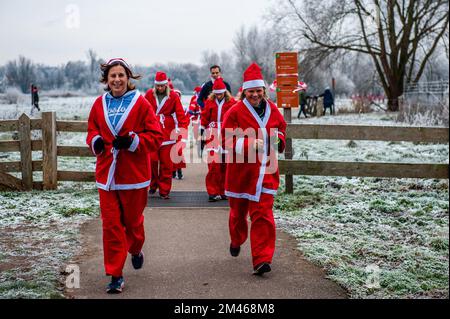 18 décembre, Breda. De nombreuses villes du monde entier accueillent de nos jours les événements du Santa Run. Dans la ville néerlandaise de Breda, deux cents personnes, dont des parents avec leurs enfants, ont couru en costumes du Père Noël à environ 3 km pendant la course du Père Noël. L'événement annuel était organisé par la fondation 'Rotary Santa Run'. L'événement a permis de recueillir au moins 8,000 € pour deux associations caritatives locales, la « Youth Breakfast Breda Foundation » et la fondation « Het Bonte Perdje », qui vise à offrir aux jeunes handicapés la possibilité de pratiquer des sports équestres en toute sécurité. Banque D'Images