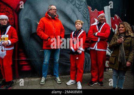 18 décembre, Breda. De nombreuses villes du monde entier accueillent de nos jours les événements du Santa Run. Dans la ville néerlandaise de Breda, deux cents personnes, dont des parents avec leurs enfants, ont couru en costumes du Père Noël à environ 3 km pendant la course du Père Noël. L'événement annuel était organisé par la fondation 'Rotary Santa Run'. L'événement a permis de recueillir au moins 8,000 € pour deux associations caritatives locales, la « Youth Breakfast Breda Foundation » et la fondation « Het Bonte Perdje », qui vise à offrir aux jeunes handicapés la possibilité de pratiquer des sports équestres en toute sécurité. Banque D'Images