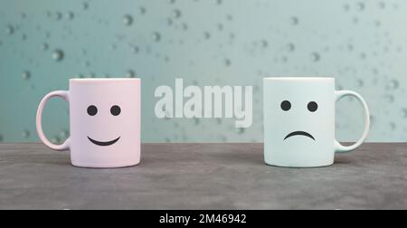 Visage heureux et triste, tasse ou couple mug sur un seuil de fenêtre, boisson chaude sur un jour de pluie, amour, relation et amitié concept Banque D'Images