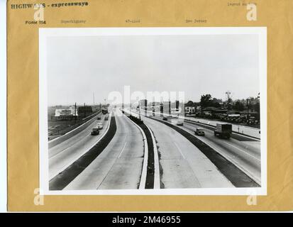 US 1 entre Elizabeth et le tunnel Holland. Légende originale : autoroute à huit voies sur la section du système national d'Interstate (US 1) entre Elizabeth, N.J. et l'approche du tunnel Holland vers New York, l'une des routes les plus fréquentées au monde. Une partie de cette voie express a été achevée à l'été 1947 - photo par le département de la route de l'État du New Jersey. État: New Jersey. Banque D'Images