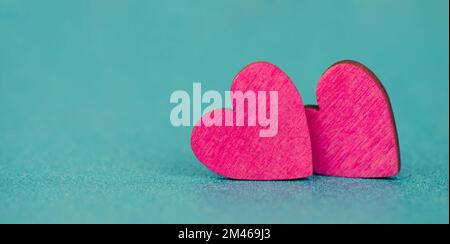 Coeurs roses sur fond de dinqouise, carte de vœux de Valentin, voeux de fête des mères et d'anniversaire, symbole d'amour Banque D'Images