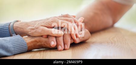 Senior, tenant les mains et le soutien avec le couple, le confort et l'aide sur la table pour le chagrin, la douleur ou la sympathie. Homme âgé, femme âgée et main d'aide pour Banque D'Images