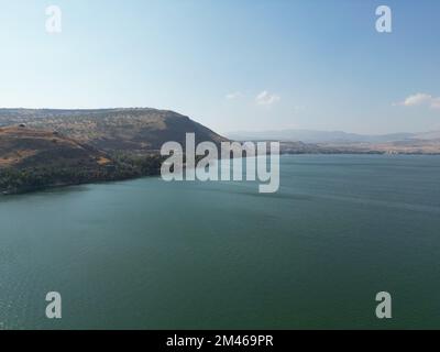 La vue de la mer verte sur le fond des collines et du ciel bleu. Galilée, Israël. Banque D'Images