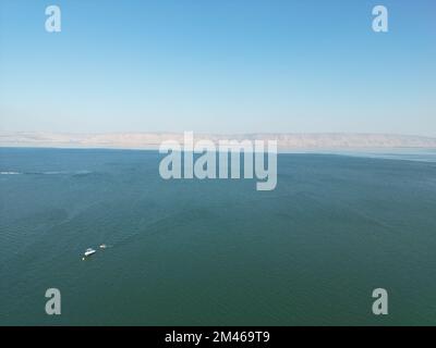 La vue de la mer verte avec des bateaux sur le fond du ciel bleu. Galilée, Israël. Banque D'Images