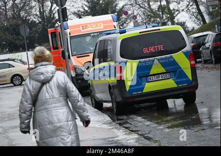 Kassel, Allemagne. 19th décembre 2022. 'Lippy' est écrit sur la lunette arrière d'une voiture de police garée à côté d'une ambulance devant un hôpital. Après des jours de gel, un front chaud avec de la pluie a causé de la glace noire dans de nombreuses régions de Hesse. Credit: Uwe Zucchi/dpa/Alay Live News Banque D'Images