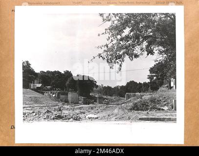 Atlanta North-South Expressway, sur la ligne centrale de l'autoroute, en face du sud, sur la Sixième rue qui sera fermée. Légende originale : Atlanta North-South Expressway (8-24-48). Sur la ligne centrale de l'autoroute, en direction du sud, en face de la Sixième rue, qui sera fermée. Ga UI-536(2), art. 5. État: Géorgie. Banque D'Images