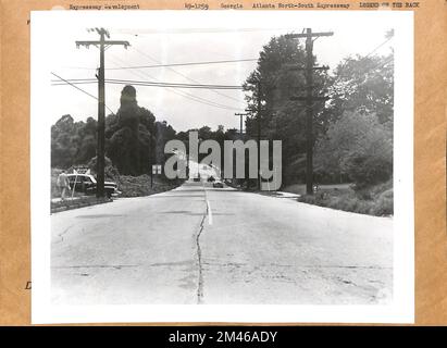 Atlanta North-South Expressway, en regardant vers l'ouest le long de Quatorzième Street, en face de Williams Street. Légende originale : Atlanta North-South Expressway (8-24-48). En regardant vers l'ouest le long de Fourniéth Street, en face de Williams Street. La quatorzième rue sera relevée de 11 pieds jusqu'au passage supérieur de l'autoroute. Ga UI-536(2), art. 5. État: Géorgie. Banque D'Images