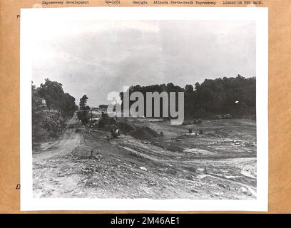 Atlanta North-South Expressway, en direction du nord jusqu'au passage inférieur de Quatorzième Street et à l'échangeur de trafic diamanté proposé. Légende originale : Atlanta North-South Expressway (8-24-48). En regardant vers le nord jusqu'au passage souterrain de Fourthesth Street et à l'échangeur de trafic de diamants proposé. Ga UI-536(2), art. 5. État: Géorgie. Banque D'Images