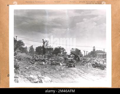 Atlanta North-South Expressway en direction du sud vers North Avenue, de l'autre côté de Ponce de Leon Avenue, qui sera fermée. Légende originale : Atlanta North-South Expressway (8-24-48). En direction du sud vers North Avenue, en face de Ponce de Leon Avenue, qui sera fermée. La bretelle d'entrée en direction du nord prend deux rangées de stationnement à partir de Varsity Drive-In sur la gauche. La ligne centrale de l'autoroute est à droite de la petite résidence, à droite du centre. Ga UI-536(2), art. 5. État: Géorgie. Banque D'Images