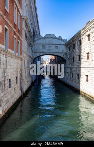 Ce pont caractéristique de Venise, le Pont des Soupirs, situé à une courte distance de la Piazza San Marco, relie le Palais des Doges aux prisons. Banque D'Images