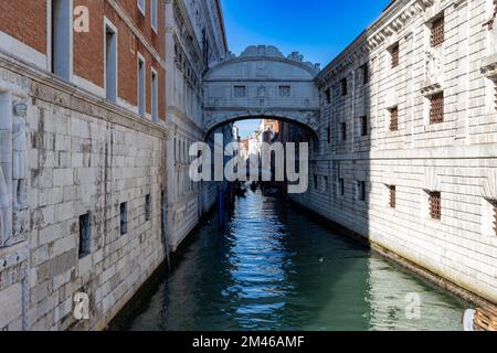Ce pont caractéristique de Venise, le Pont des Soupirs, situé à une courte distance de la Piazza San Marco, relie le Palais des Doges aux prisons Banque D'Images