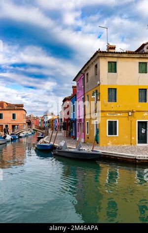 Burano, dans la lagune de Venise, célèbre pour sa dentelle et ses magnifiques maisons colorées. Banque D'Images