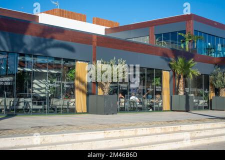 Extérieur du nouveau bar restaurant Alviento sur le quai du port de Cartagena à Murcia, Espagne Banque D'Images