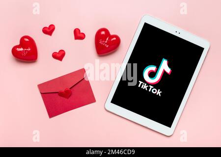 Bangkok, Thaïlande décembre 2022 smartphone Tik Tok icône de l'application, logo à l'écran, comme, deux coeurs rouges sur fond rose tendance des médias sociaux netwo Banque D'Images