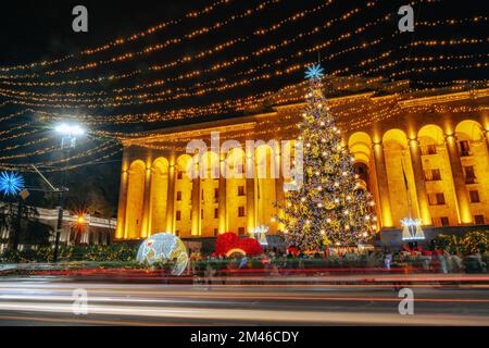 Arbre de Noël devant le Parlement de Géorgie, Tbilissi Banque D'Images