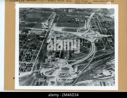 Valley Freeway. Légende originale: Valley Freeway: Une autoroute à quatre voies avec accès contrôlé. Il traverse la ville en direction nord-sud le long de la vallée de la Platte River. Rapport annuel. État: Colorado. Lieu: Denver. Banque D'Images