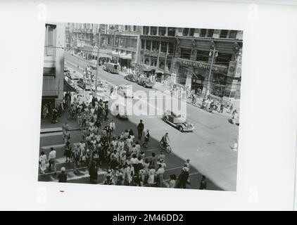 Intersection de 7th et Broadway. Légende originale: Intersection de 7th et Broadway. Photos de T. W. Kines. État: Californie. Lieu: Los Angeles. Banque D'Images