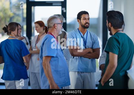 Médecins et infirmières qui parlent ensemble dans le couloir de l'hôpital. Banque D'Images