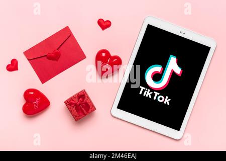 Bangkok, Thaïlande décembre 2022 smartphone Tik Tok icône d'application, logo à l'écran, comme, cœur rouge sur fond rose réseau de médias sociaux tendance c Banque D'Images