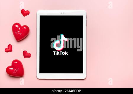 Bangkok, Thaïlande décembre 2022 smartphone Tik Tok icône d'application, logo à l'écran, comme, cœur rouge sur fond rose réseau de médias sociaux tendance c Banque D'Images