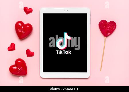 Bangkok, Thaïlande décembre 2022 smartphone Tik Tok icône d'application, logo à l'écran, comme, cœur rouge sur fond rose réseau de médias sociaux tendance c Banque D'Images