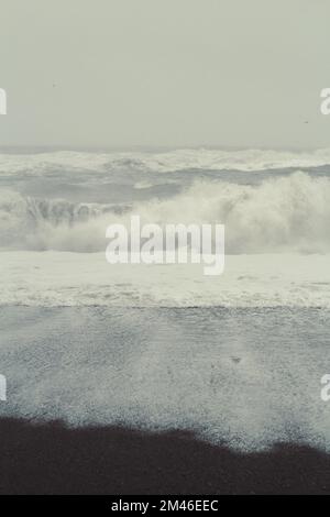 Tempête océanique sur une photo de paysage sombre de jour Banque D'Images