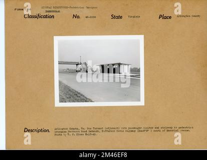 Participation en autobus en Virginie. Légende originale: Arlington County, Virginie Participation à l'autobus (adjacent) avec abri pour passagers et escalier menant au passage supérieur pour piétons. Pentagon Road Network, Jefferson Davis Highway (route H) au sud de Memorial Avenue. Photo de T. W. Kines 8-17-45. État: Virginie. Lieu: Arlington County. Banque D'Images