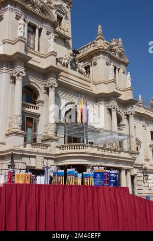 Stade de livraison des pennants des fallas Awards pendant la semaine fallas devant l'hôtel de ville de Valence (Espagne) Banque D'Images