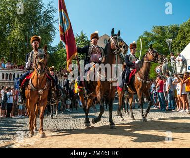 Stipe Bilandzic CIPA, porte-titre de chevalier alkar est à cheval suivi de ses hommes de main au 300.e festival alka à signo (sinj), Croatie tenu Banque D'Images