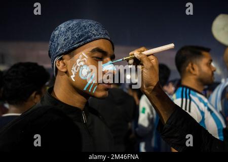 Dhaka, Bangladesh. 19th décembre 2022. Un fan voit le nom de Messi peint sur son visage. (Credit image: © Rizwan Hasan/Pacific Press via ZUMA Press Wire) Banque D'Images