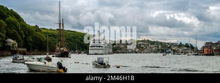 FOWEY, CORNWALL, Royaume-Uni - 07 JUIN 2009 : vue panoramique du port de Fowey avec le bateau de croisière Silver Cloud amarré le long de petits bateaux Banque D'Images