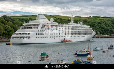 FOWEY, CORNWALL, Royaume-Uni - 07 JUIN 2009 : Silver Cloud Cruise Liner amarré au large de la côte Banque D'Images