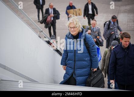 19 décembre 2022, Brandebourg, Schönefeld: Christine Lambrecht (SPD), ministre fédérale de la Défense, monte le gangway jusqu'à l'Airbus A321 de la Luftwaffe à la section militaire de l'aéroport BER pour le vol vers Bratislava. À Bratislava, le ministre rencontre son homologue slovaque avant de rencontrer des soldats allemands de la Bundeswehr stationnés dans le pays de l'OTAN à Lest (centre d'entraînement militaire) et Sliac (aéroport militaire). Les soldats allemands en Slovaquie, qui bordent directement l'Ukraine, font partie de la Force opérationnelle de défense contre les missiles aériens de l'OTAN et du groupement tactique multinational. Photo : Kay Nietfeld/dpa Banque D'Images