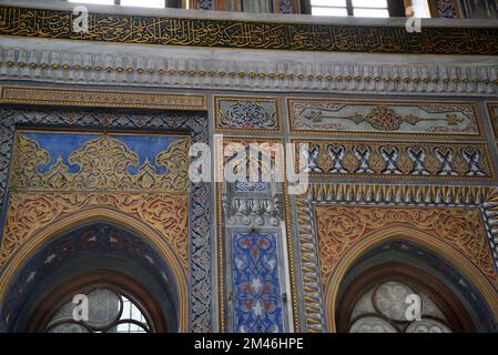 Située à Istanbul, la mosquée Turkey Pertevniyal Valide Sultan a été construite en 1871. Banque D'Images