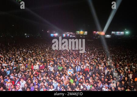 Dhaka, Bangladesh. 18th décembre 2022. Les fans célèbrent la victoire de l'Argentine contre la France lors d'un match final de la coupe du monde de la FIFA, Qatar 2022, dans la région de l'Université de Dhaka. L'Argentine a remporté la troisième coupe du monde dans un style extraordinaire, battant France 4-2 dans une fusillade de pénalité après que Messi a marqué deux fois dans un tirage de 3-3 qui a présenté un chapeau-tour pour Kylian Mbappe alors que l'équipe française a récupéré de 2-0 en bas après 80 minutes. (Credit image: © Jubair Ahmed Arnob/Pacific Press via ZUMA Press Wire) Banque D'Images